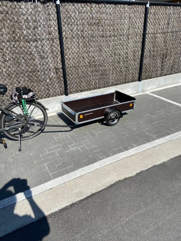 Plateaukar met achterklep    /  Remorque plateau avec ridelle arrière