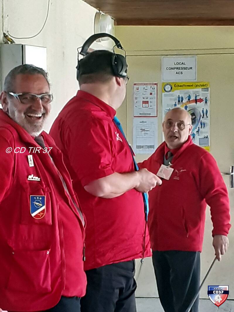 arbitres-toujours-servir-avec-le-sourire-standard-6k21nm.jpg