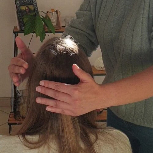 Imposition des mains à hauteur du visage