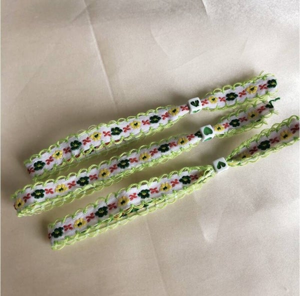 bracelet flowers white green