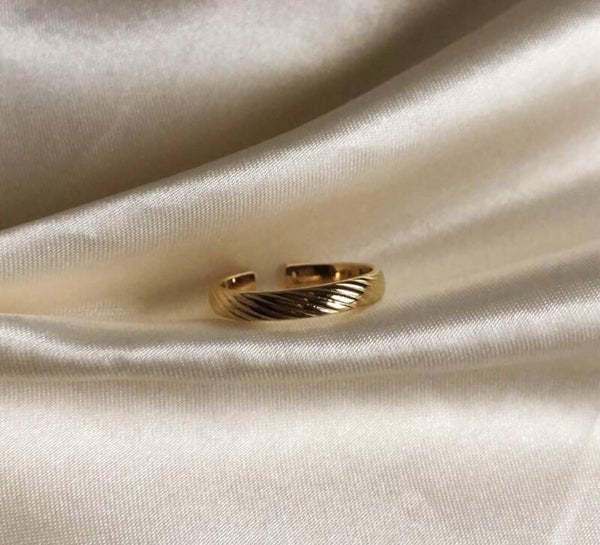 ring stripes gold