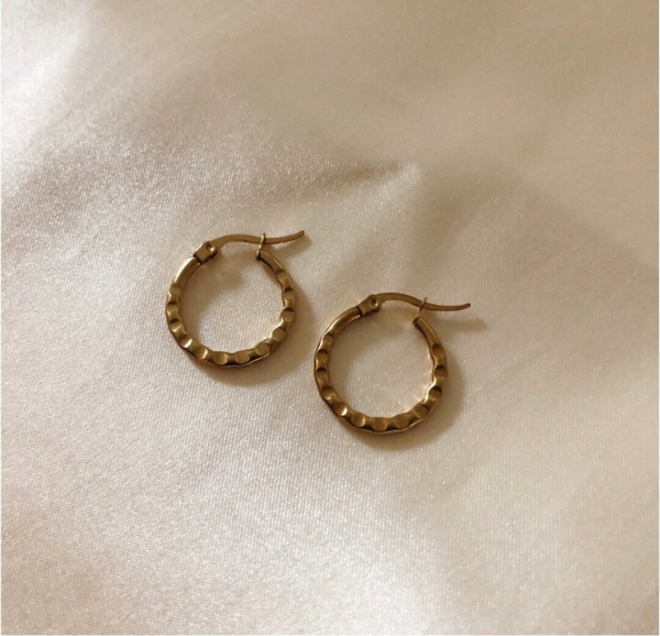 hoops small texture gold