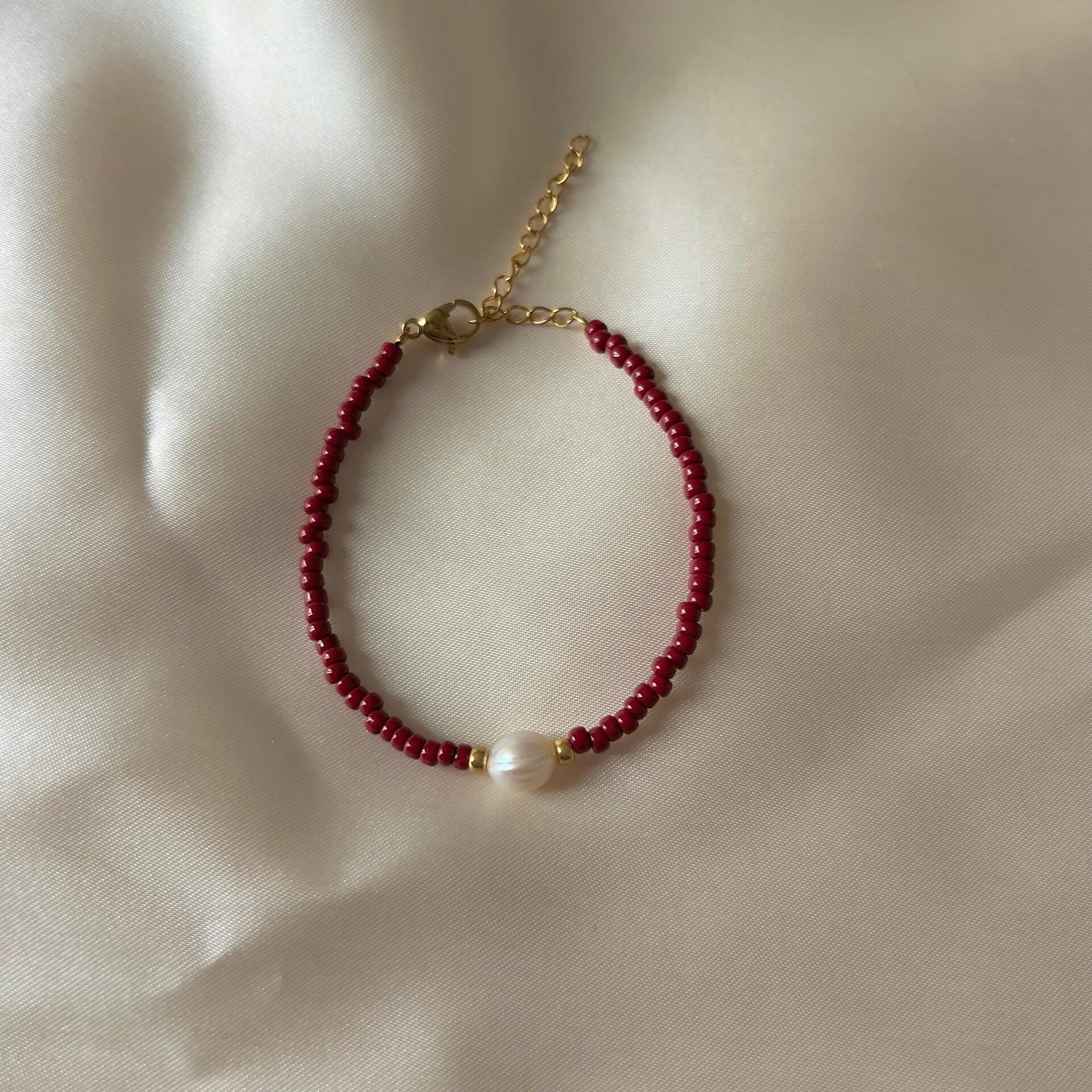 bracelet red beads & pearl gold