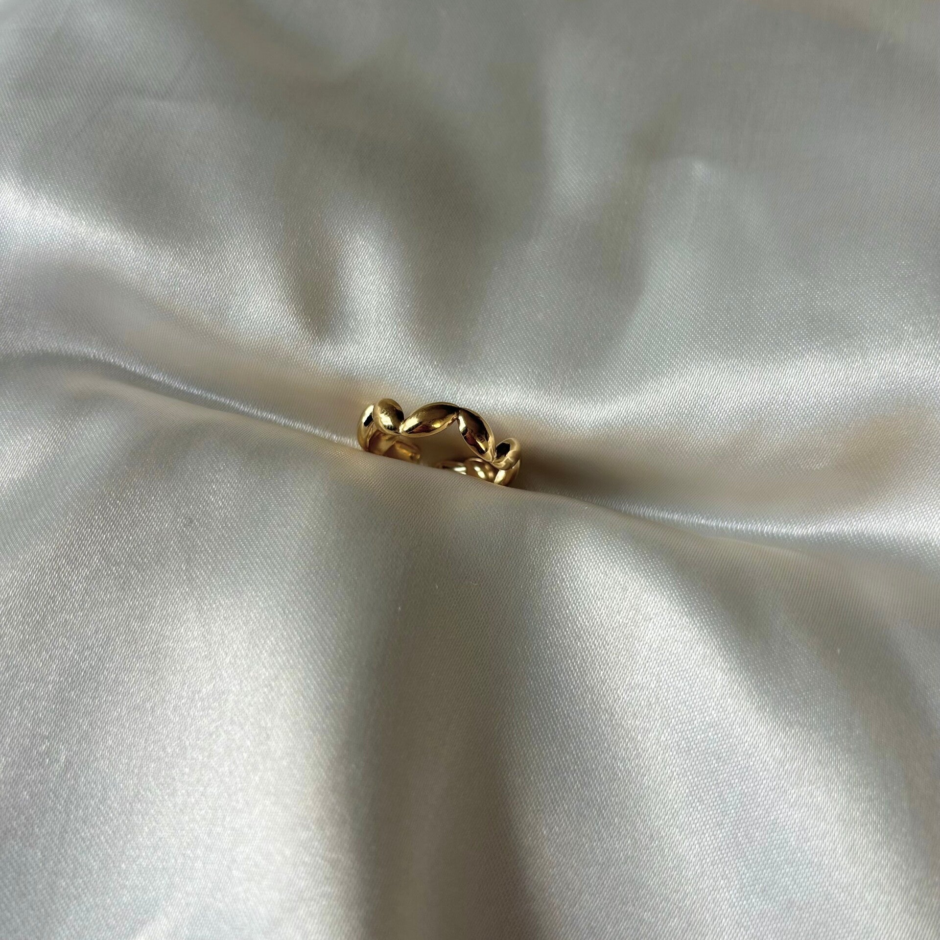 ring wavy gold