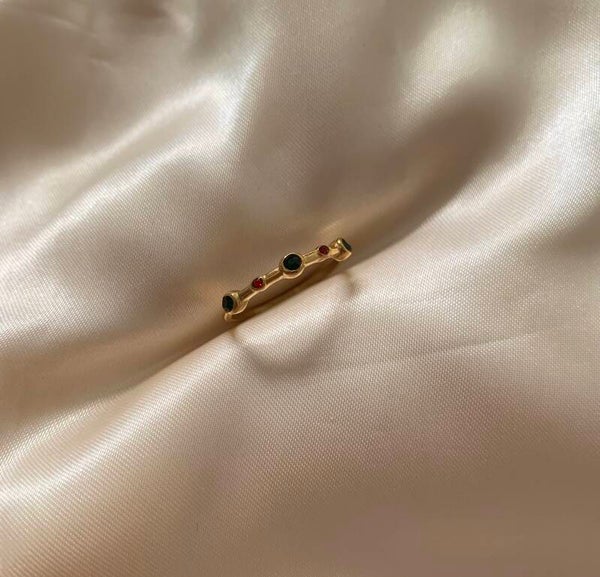 ring row of diamonds green - red gold