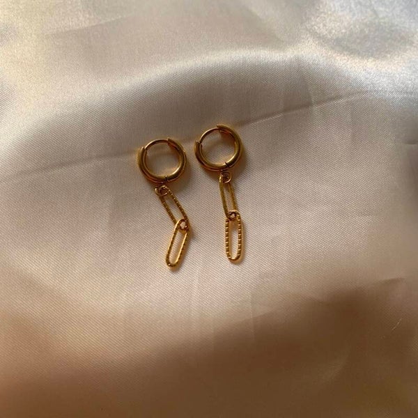 earrings chains textures gold