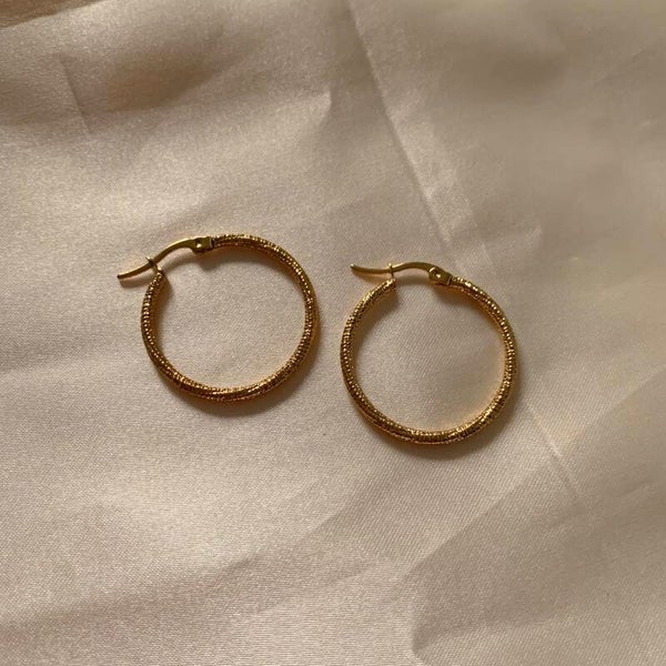 hoops twisted pattern gold