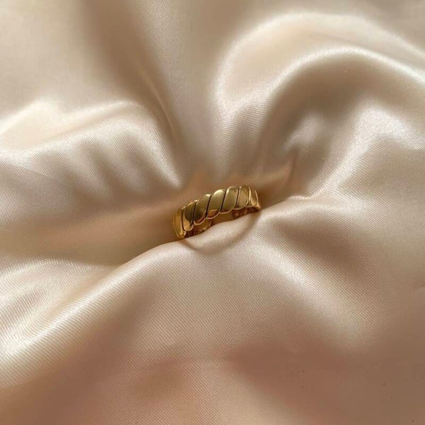 ring large stripes gold