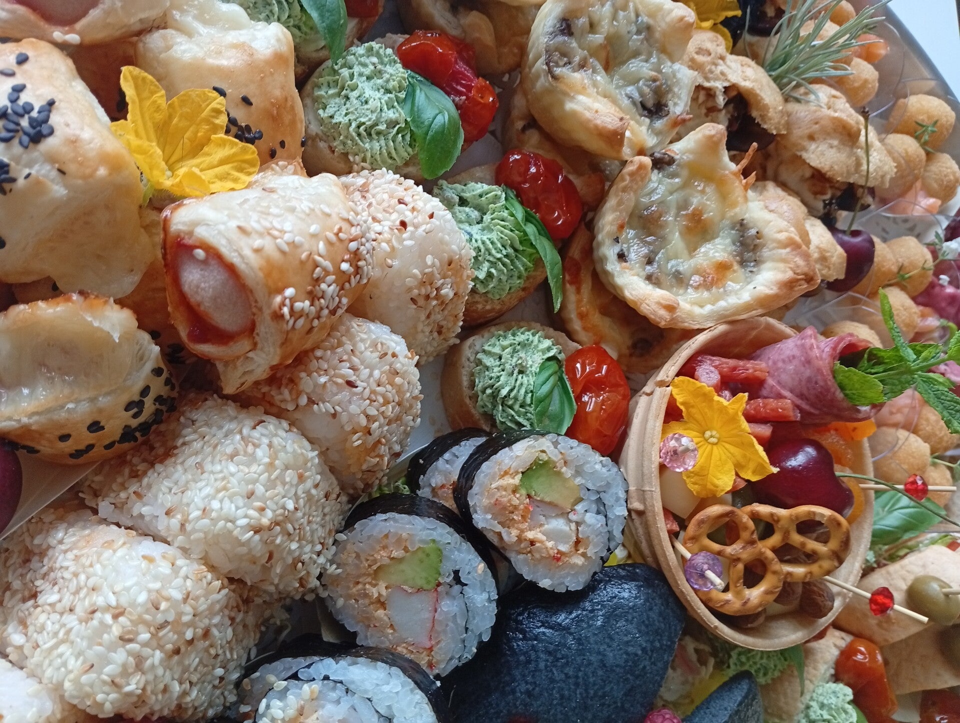 Catering dla firm z różnorodnymi przekąskami i daniami