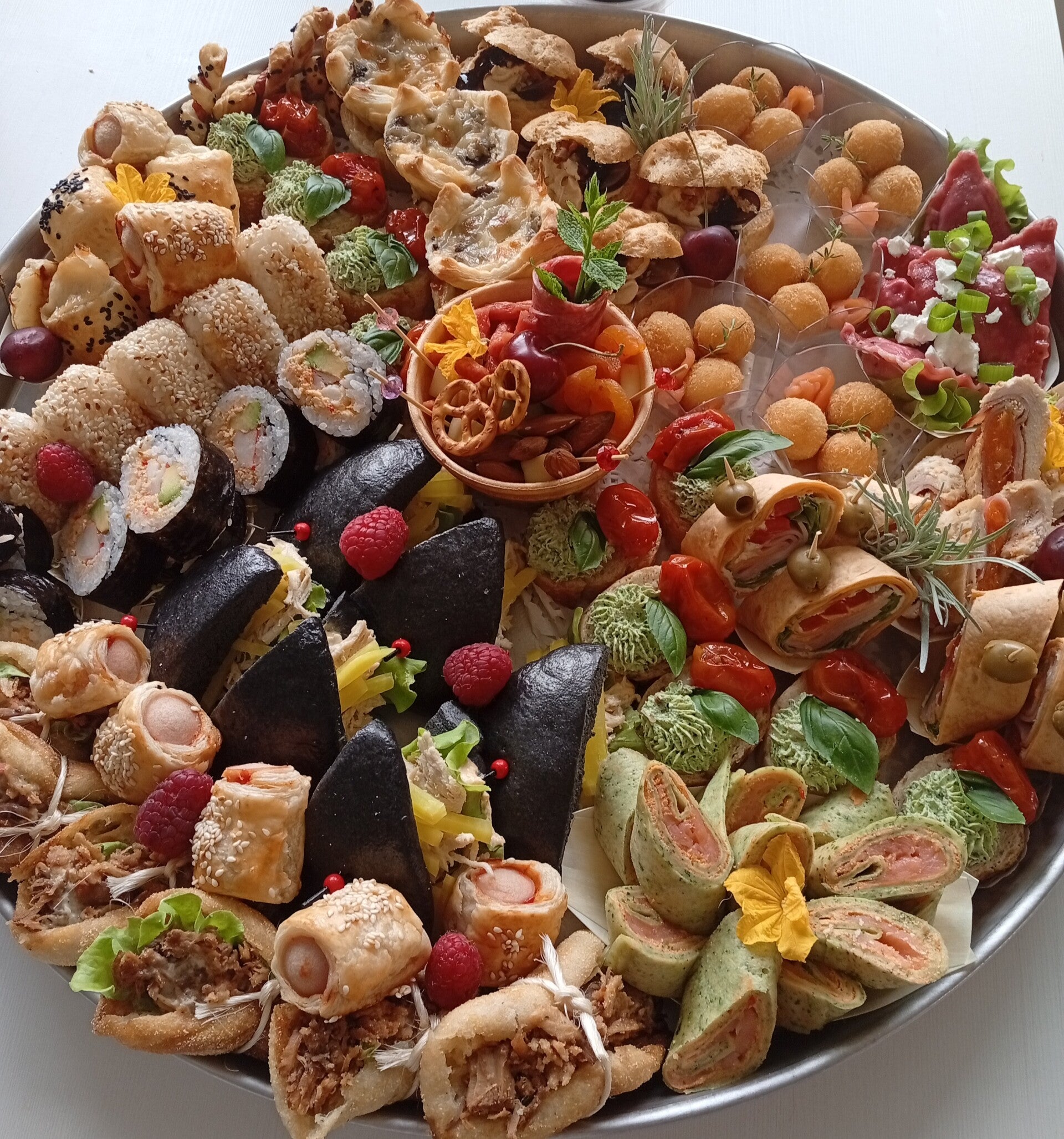 Catering na imprezę rodzinną z różnorodnymi przekąskami