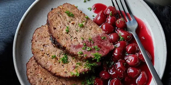 Pain de viande avec cerises et pain