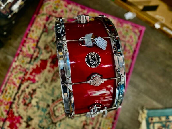 DW Performance Snare 14x7” - “Cherry Red” - 10 PLY Maple.