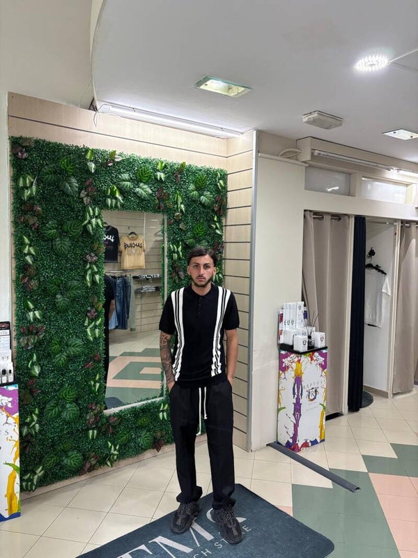 Polo in filo nera com strisce bianche