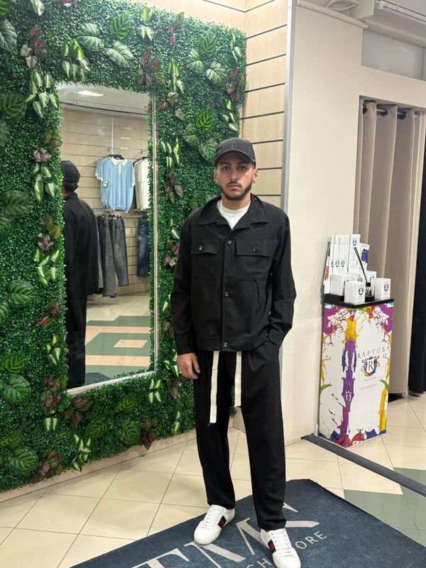 Completo con camicia e pantalaccio nero