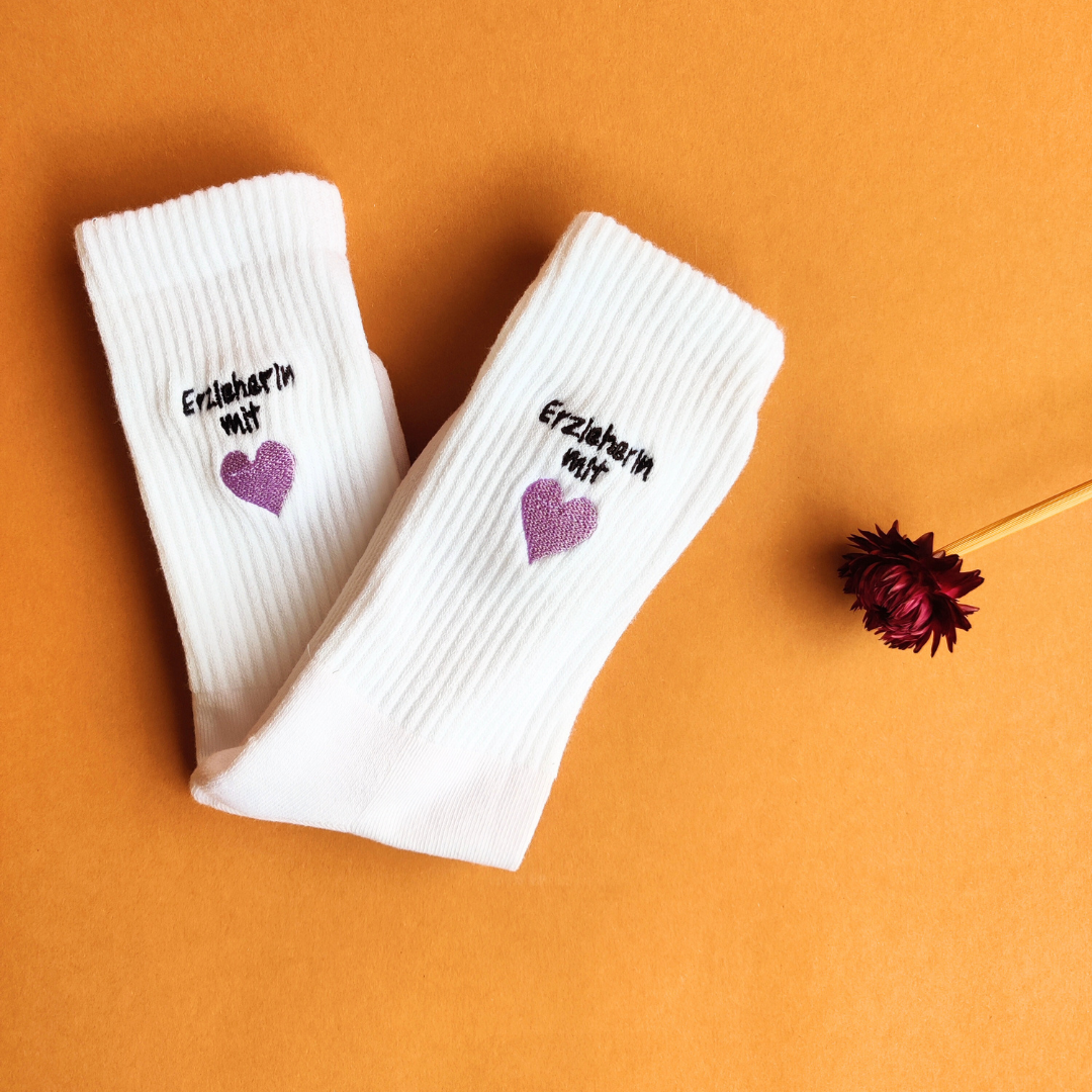 Unisex Bio-Baumwoll Socken mit Erzieherin mit Herz Stickerei