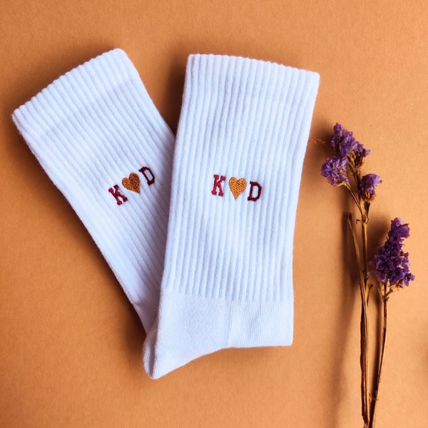 Unisex Bio-Baumwoll Socken mit Herz und Initialen Stickerei - Geschenk zum Jahrestag, Valentinstag, Geburtstag und Hochzeit