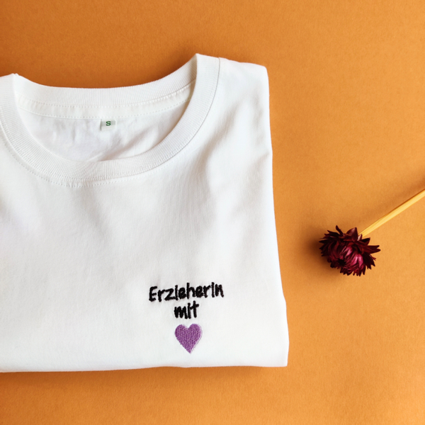 Unisex Bio-Baumwoll T-Shirt mit Erzieherin mit Herz Stickerei