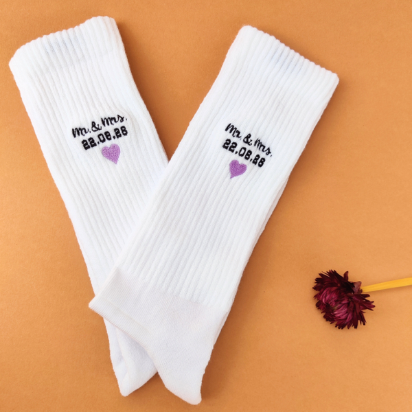 Unisex Bio-Baumwoll Socken mit Mr. & Mrs. Schriftzug und einem Herzen