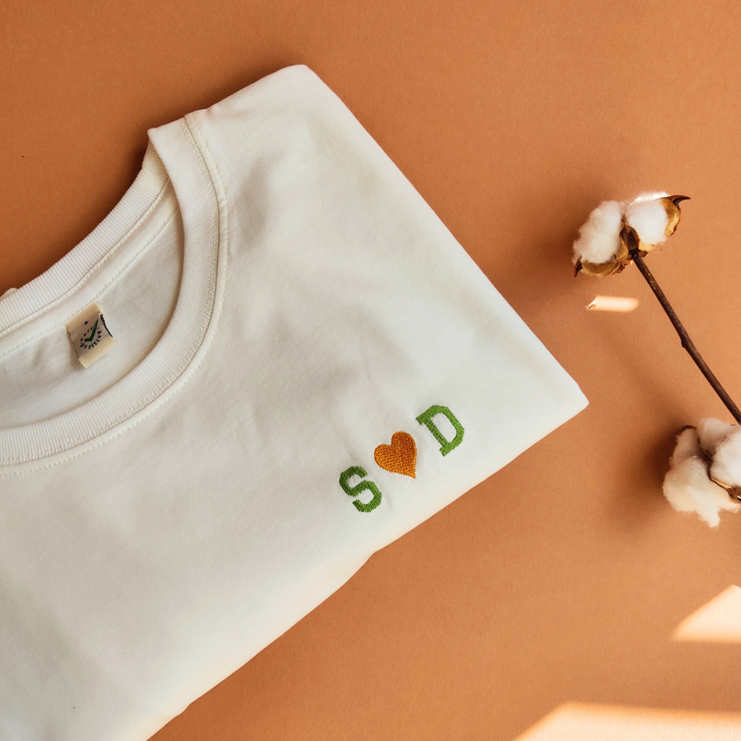 Unisex Bio-Baumwolle T-Shirt mit Herz und Initialen Stickerei