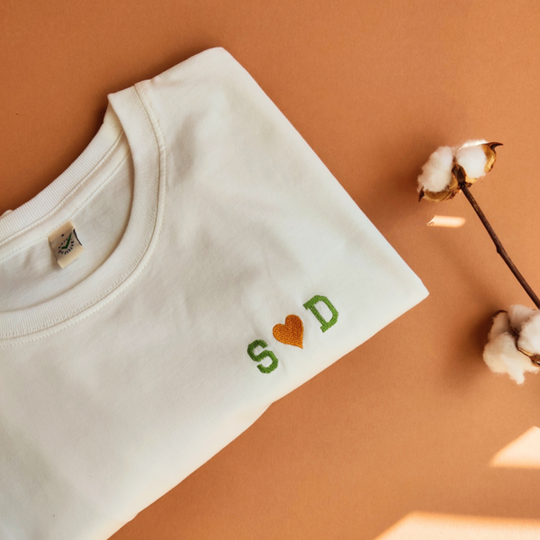 Unisex Bio-Baumwolle T-Shirt mit Herz und Initialen Stickerei