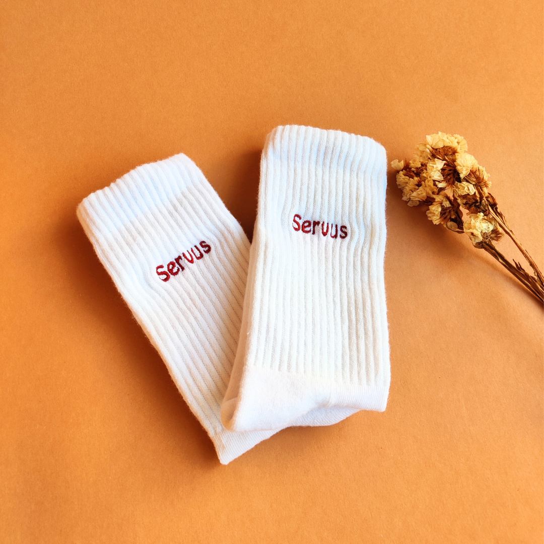 Unisex Bio-Baumwoll Socken mit Servus Stickerei - Geschenk zum Geburtstag oder als Urlaubserinnerung