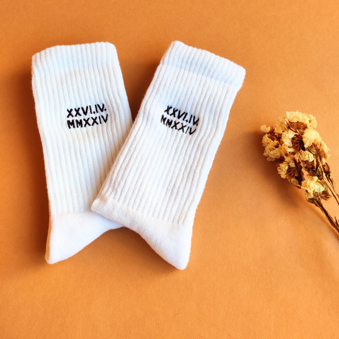 Unisex Bio-Baumwoll Socken mit römischem Datum Stickerei