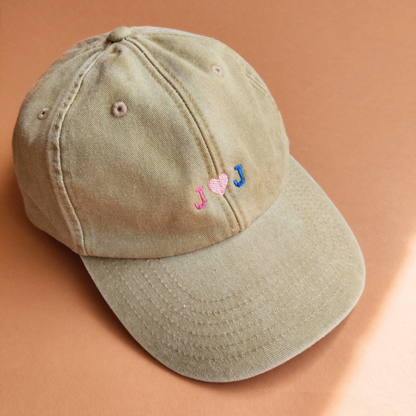 Unisex Cap mit mit Herz und Initialen Stickerei