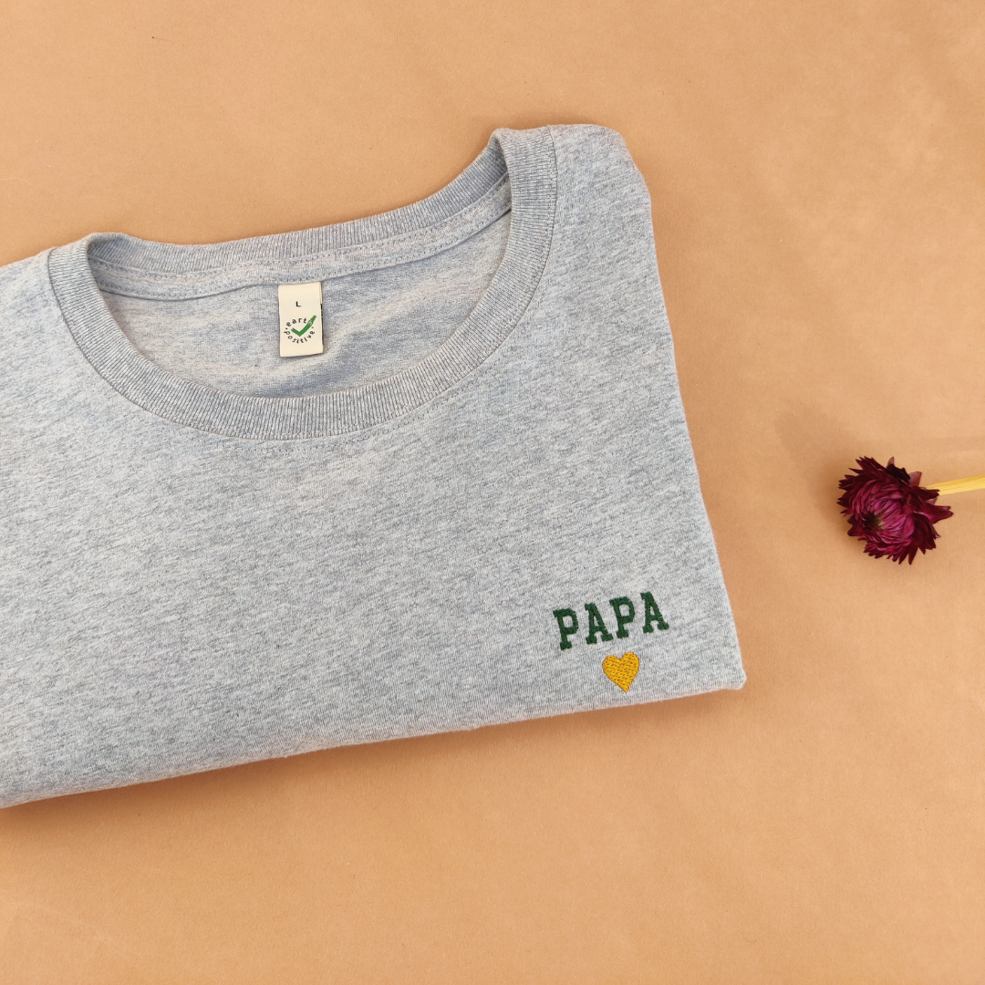 Unisex Bio-Baumwoll T-Shirt mit Dad/ Papa mit Herz Stickerei - Geschenk zum Vatertag & zur Geburt