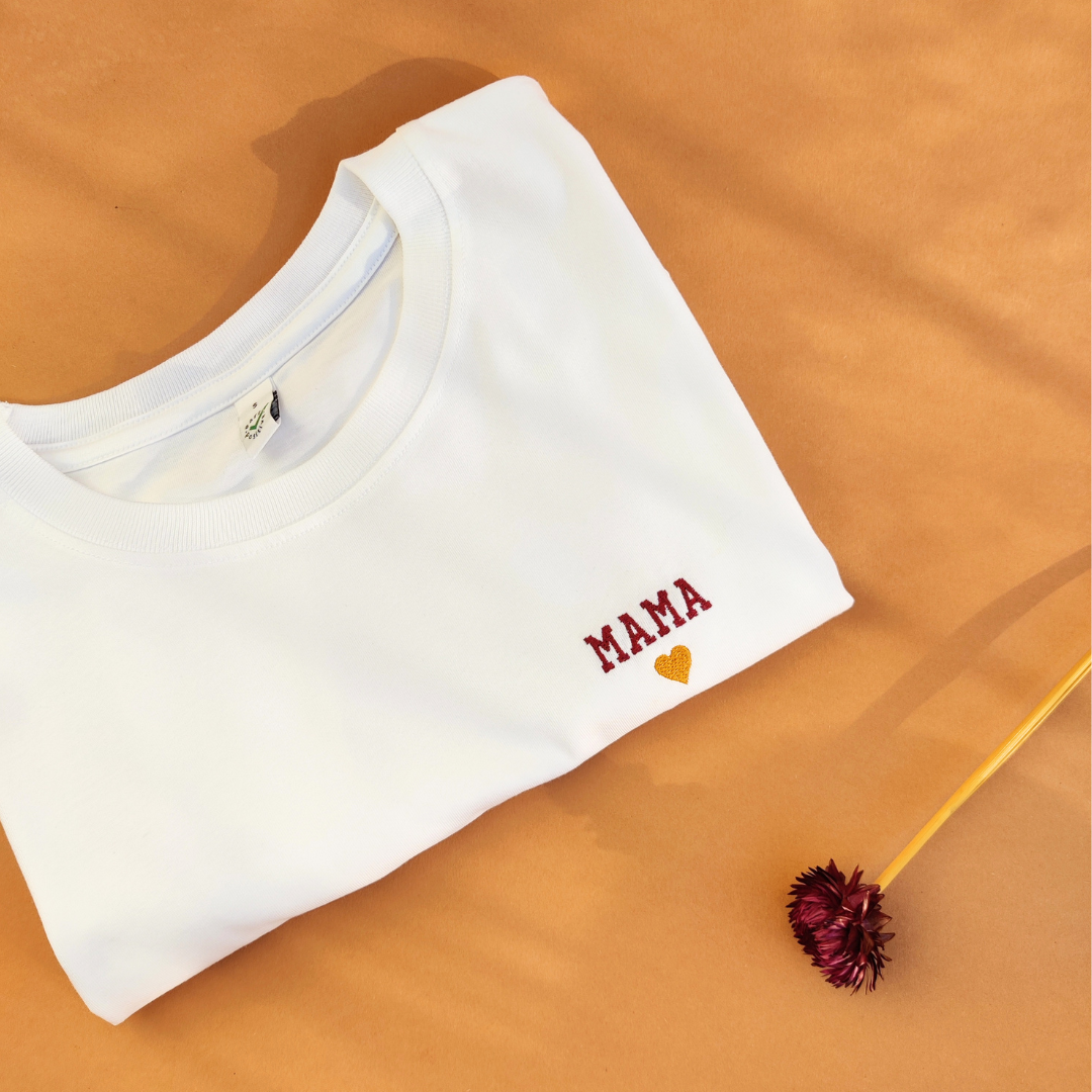 Unisex Bio-Baumwoll T-Shirt mit Mom/ Mama mit Herz Stickerei - Geschenk zum Muttertag & zur Geburt