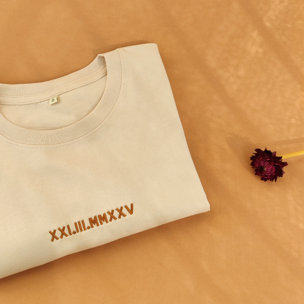 Unisex Bio-Baumwoll T-Shirt mit römischem Datum Stickerei