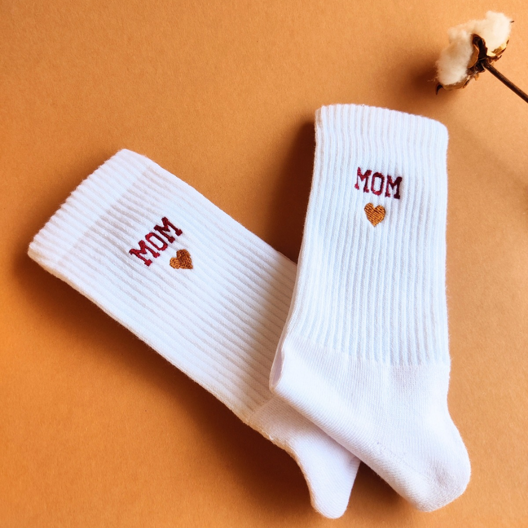 Unisex Bio-Baumwoll Socken mit Mom/ Mama mit Herz Stickerei