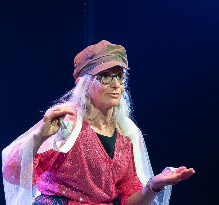 Corinne Bronsink van Atelier de Veldbloem in Emst te zien in de theatervoorstelling 'Keep on dreaming', een voorstelling over herstellen van jeugdtrauma. Ook welkom in het atelier voor schilderijen, schilderles, creatieve workshops