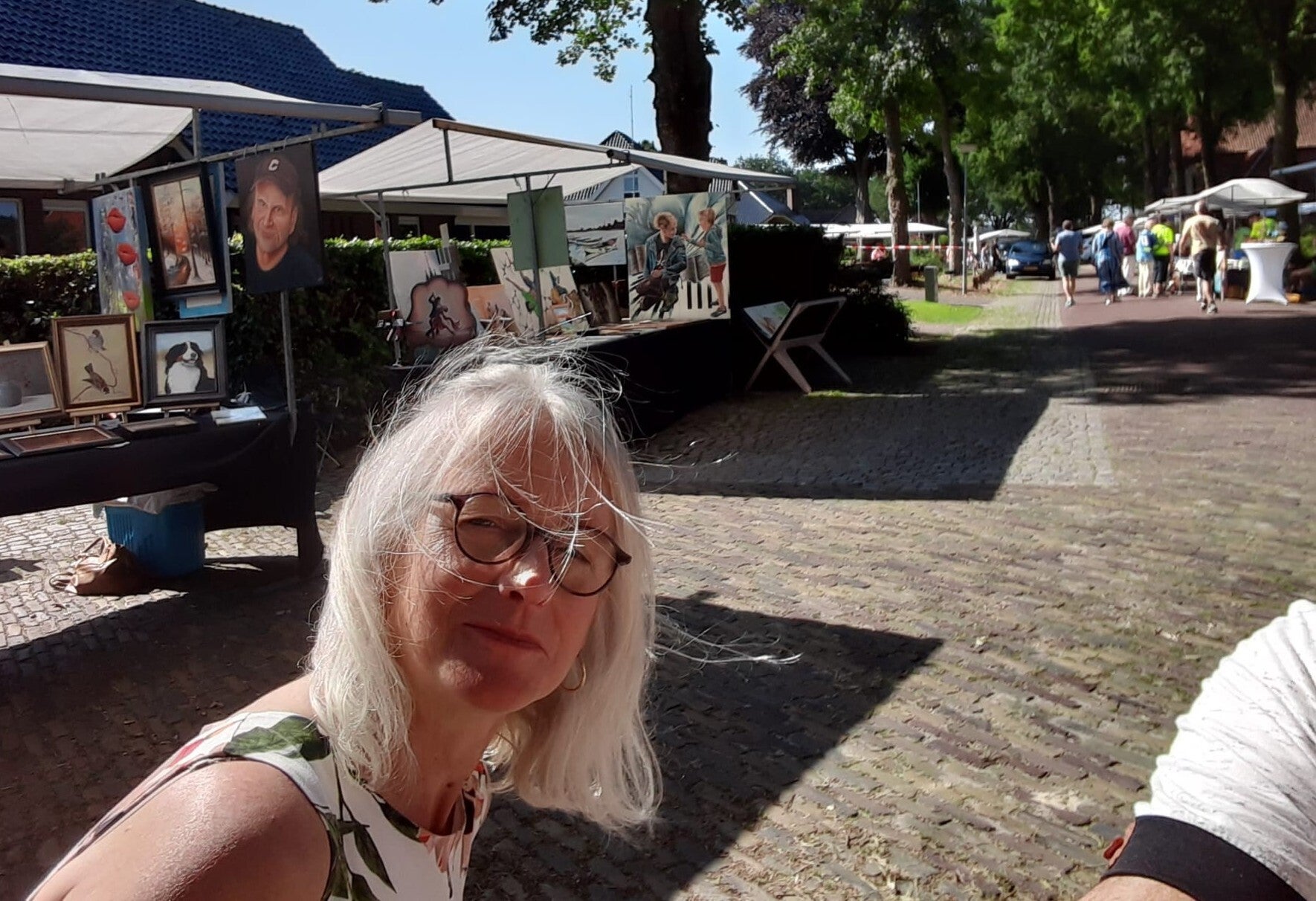 Atelier de Veldbloem op de kunstmarkt Corinne Bronsink is kunstenares en spreker van dit atelier in Emst, nabij Epe en Vaassen. Op de Veluwe in Gelderland.
