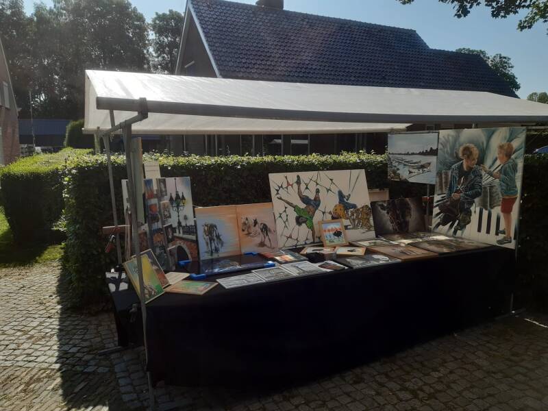Atelier de Veldbloem op de kunstmarkt Corinne Bronsink is kunstenares en spreker van dit atelier in Emst, nabij Epe en Vaassen. Op de Veluwe in Gelderland.