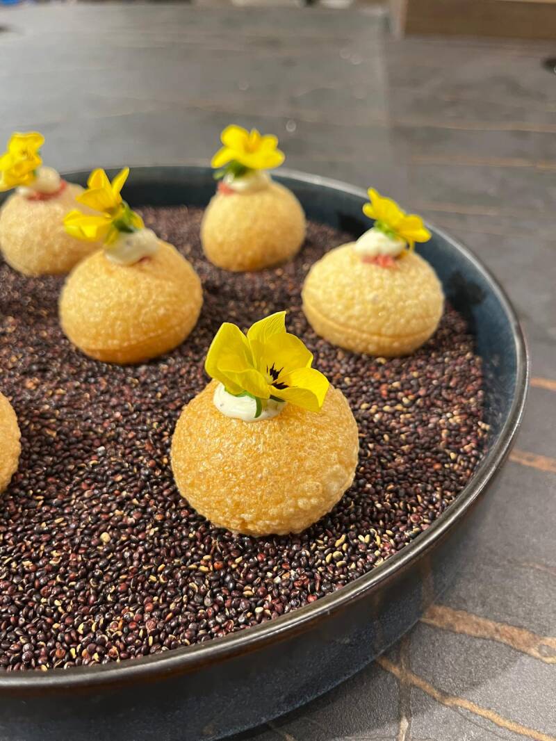 Pani Puri gevuld met een vulling van ossenworst en truffel