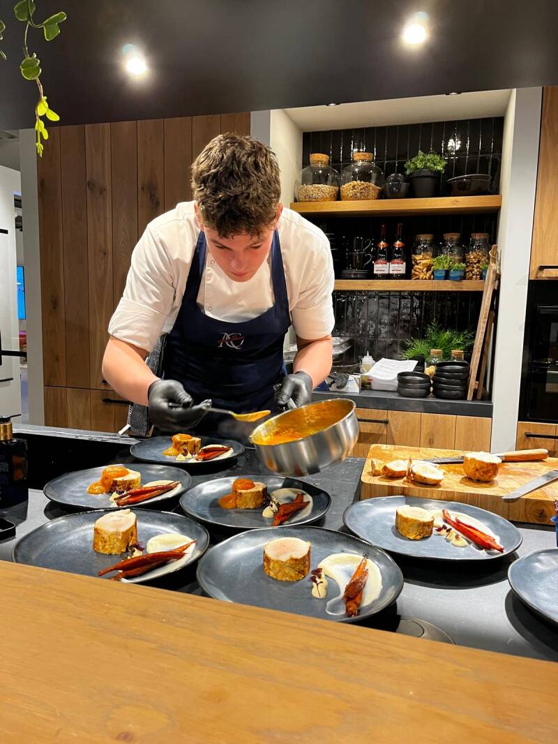 De kok van Alright cooking bereidt heerlijke gerechten 