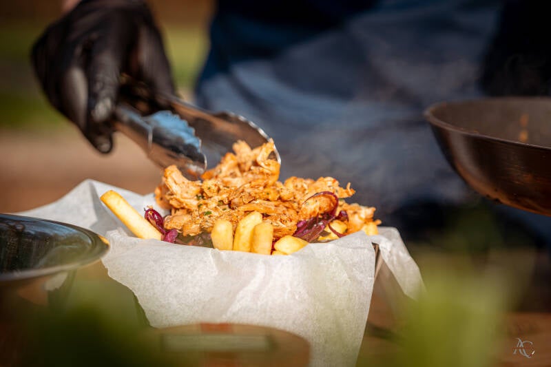 Loaded fries met pulled chicken worden bereidt 