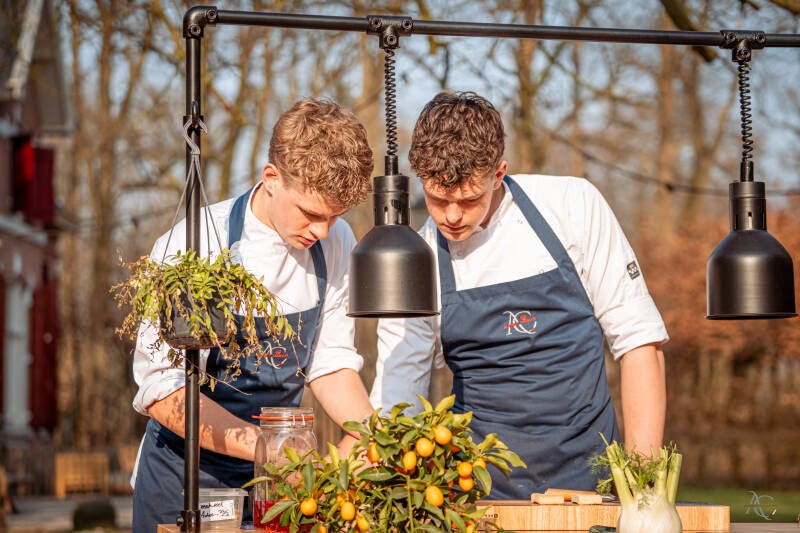 De koks van Alright cooking in overleg