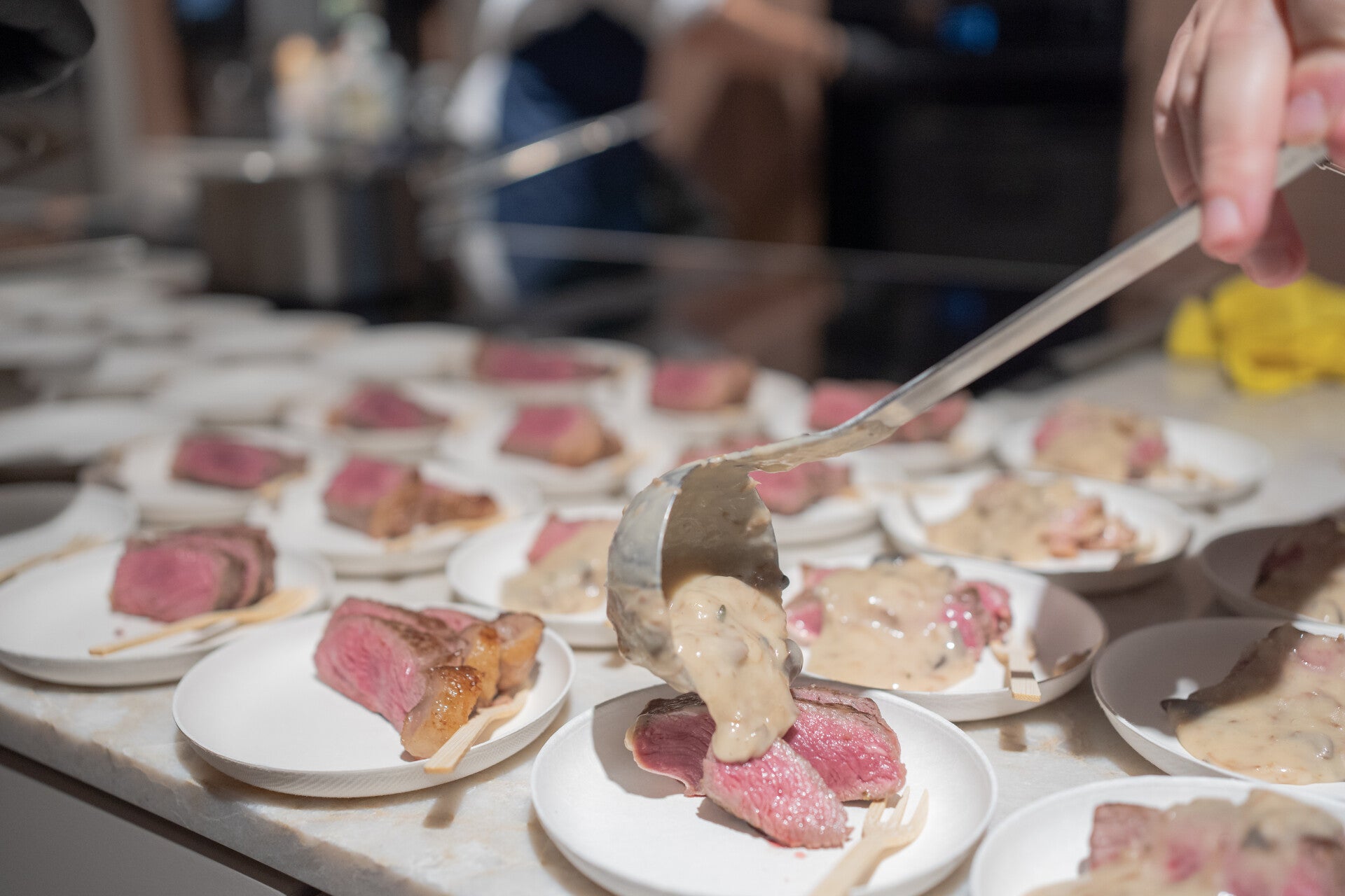 Alrico van Asselt, eigenaar van Alright Cooking is aan het Demo Koken