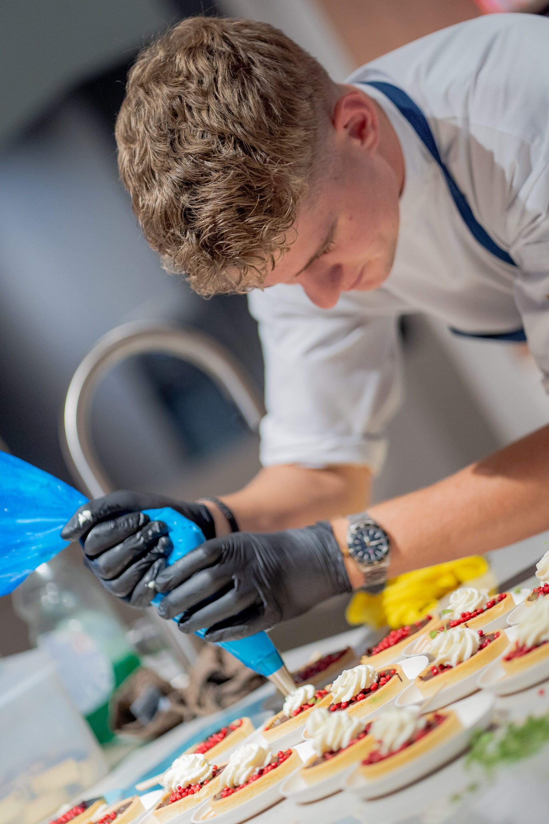Chef Alrico bereidt vlees bij Avanti keukens in Kesteren