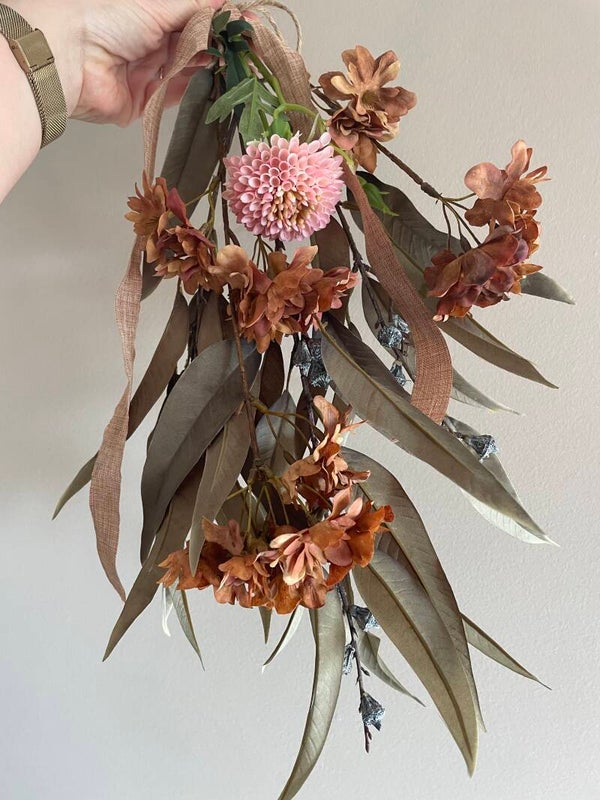 Kunst toef met roze zinnia en eucalyptus