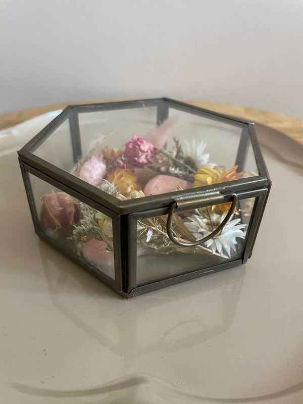 Glazen bakje met droogbloemen en mini amberblokje