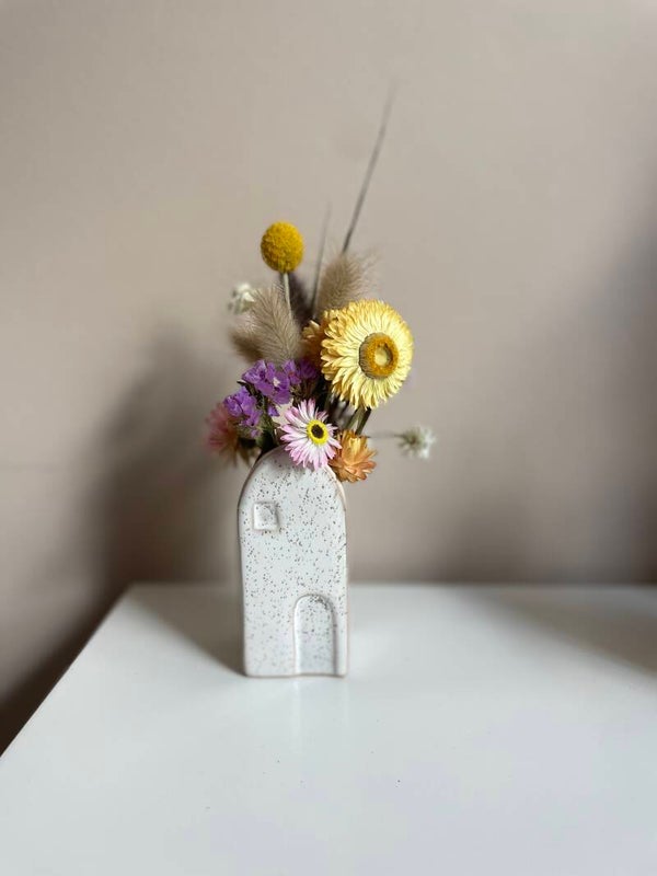 Grachtenhuisje met droogbloemen