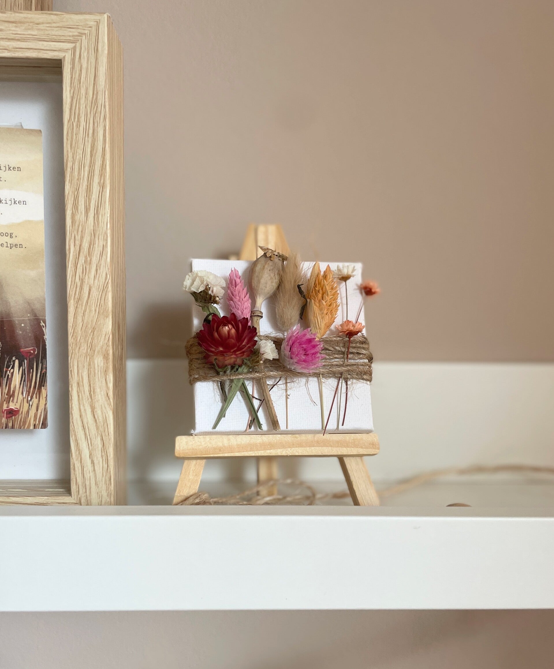Mini kunstwerk met droogbloemen