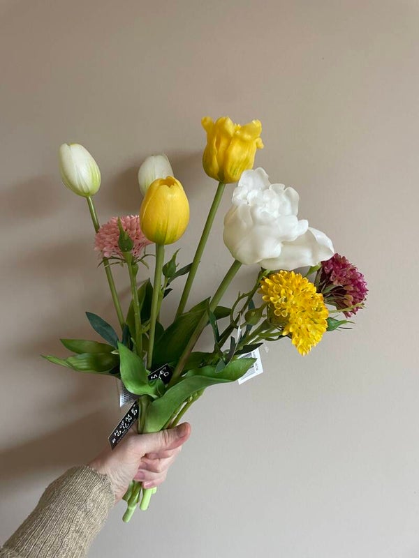 Tulpen en zinnia boeket