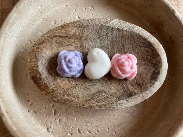 Ovalen houten schaaltje met amberblokjes