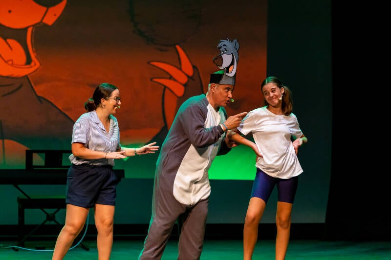 Escena de fantasía y aventura en el musical Volvemos Diana