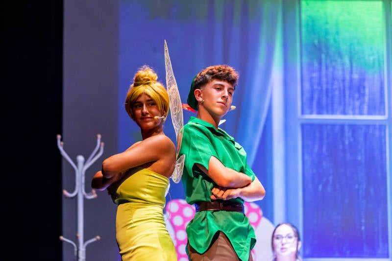 Personajes protagonistas durante una representación de Volvemos Diana