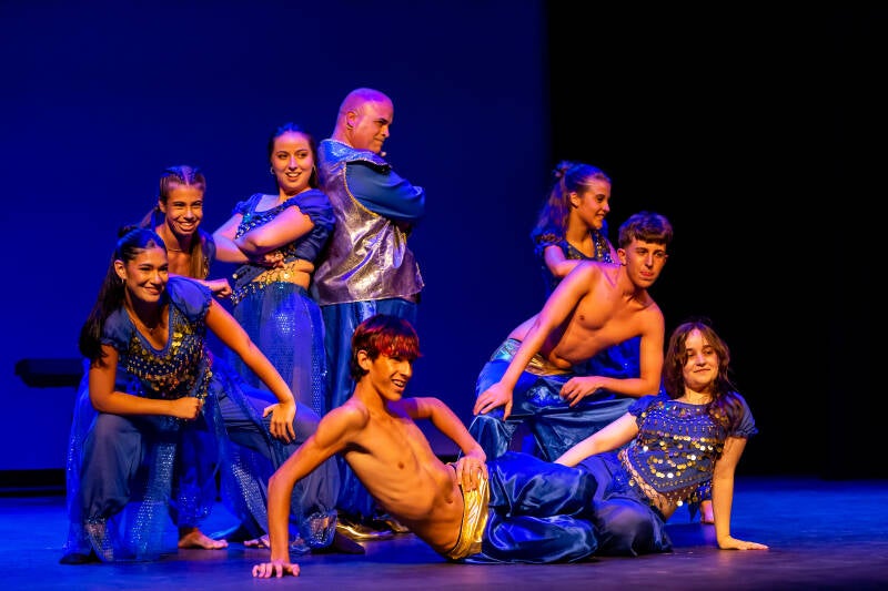 Número musical grupal de Volvemos Diana en el Teatro Principal de Puerto Real