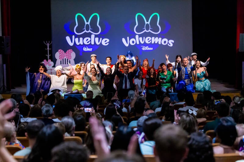 Elenco de Volvemos Diana saludando al público tras la representación